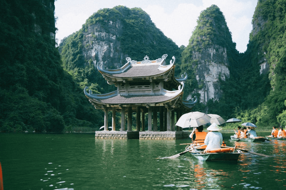 Thuy Dinh Pavilion and Phoenix Mountain are a stunning photo spot, best captured while sitting on the boat (Source: Pexels)